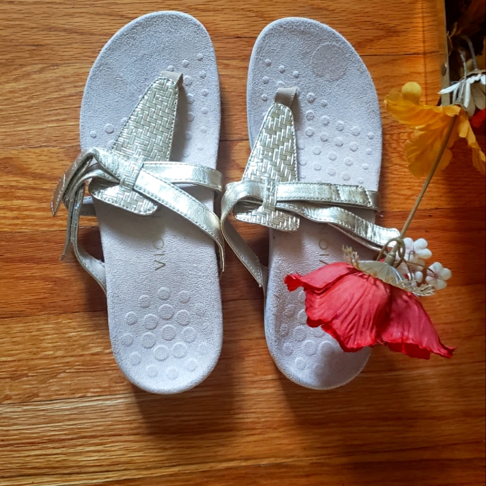 NWOB VIONIC Sz 7M Karley Thong SANDALS metallic golden Orthotic Comfort